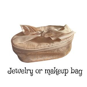 Vintage Cream Satin Bow jewelry bag travel bag used good condition.